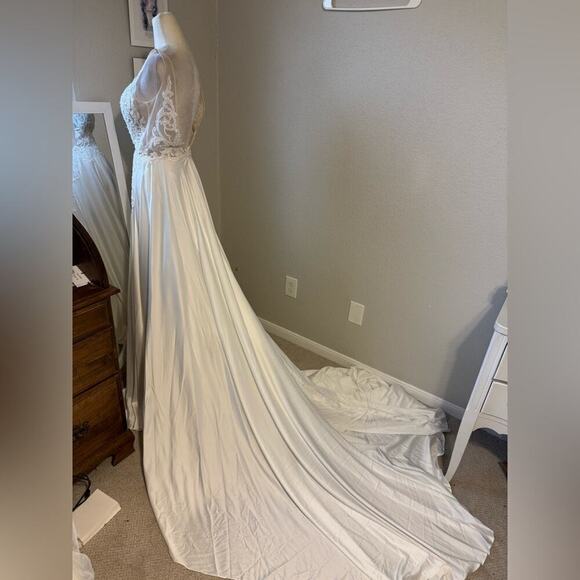NWT L’amour Claudia White Lace Plunge Neckline Wedding Dress with Slit Size 6 - Picture 6 of 16
